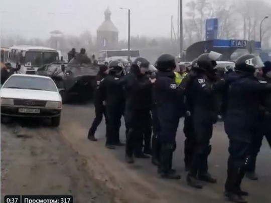 Бунт в Новых Санжарах: в сеть попало видео столкновения протестующих с полицией