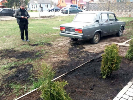 Подожгли полицейскую машину: под Ровно пьяные селяне напали на правоохранителей