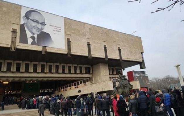 Умер, но дело его живо: как Кернес превращает Харьков в КНДР