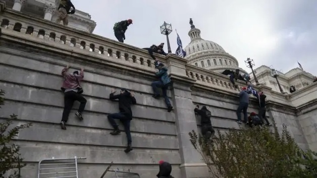 «Смелее, смелее!»: Во время штурма Конгресса США слышали русскую речь