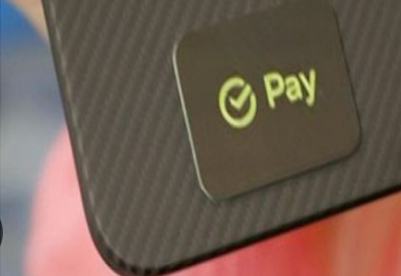 Apple Pay в РФ заменят наклейками, но это не решит проблему оплаты на международных площадках