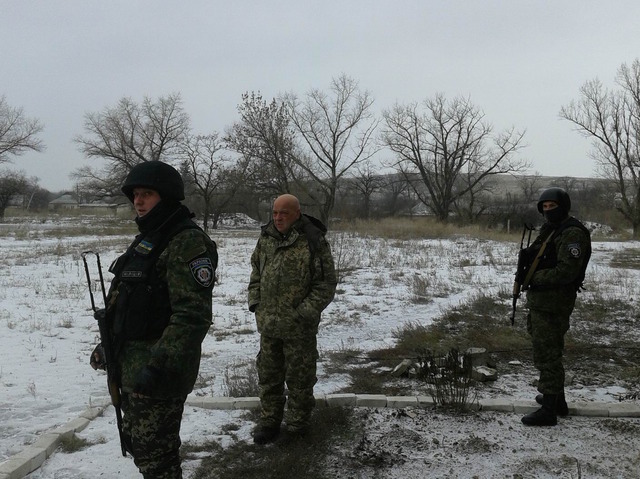 В Троицком под обстрелами остаются около ста детей