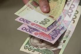 В банках не хватает гривны. Люди не могут продать доллары