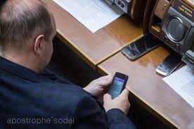 Мельничук в SMS-переписке торговался с Каськивым: опубликованы фото