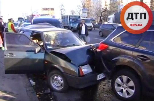 ВИДЕО С МАСШТАБНОГО ДТП В КИЕВЕ НА ПРОСПЕКТЕ ПОБЕДЫ: 5 АВТО. ДВОЕ ПОСТРАДАЛИ