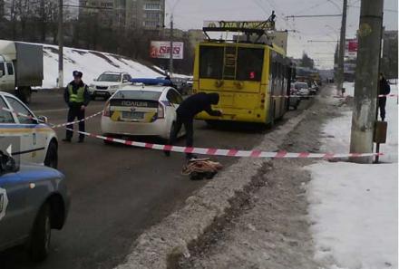 Студентка догнала троллейбус и погибла под его колесами