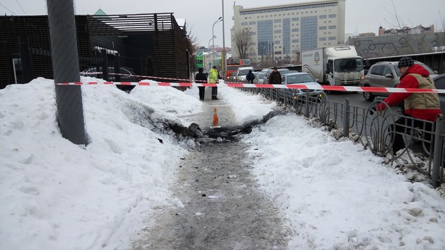 Асфальт взлетел в воздух, на прохожих загорелась одежда. В Киеве прогремел взрыв