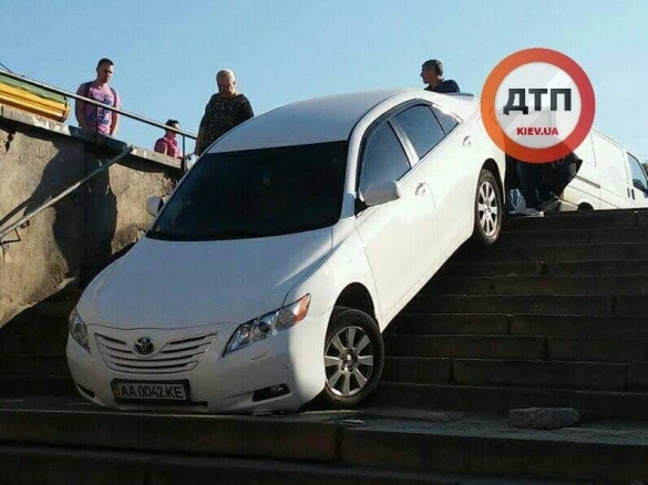 В Киеве еще один водитель попытался заехать на своем авто в подземный переход