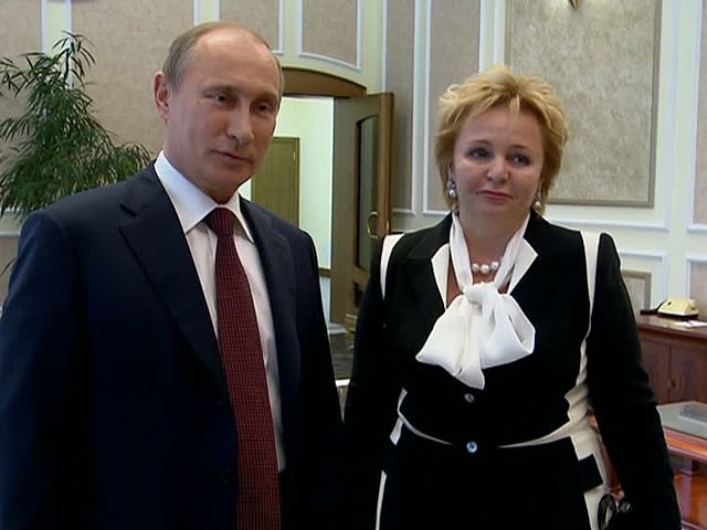 В аэропорту Лондона сфотографировали бывшую жену Путина с новым спутником
