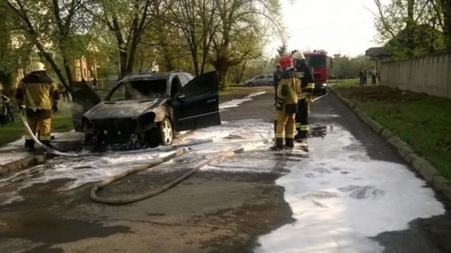 В Ужгороде прямо под окнами полиции, на глазах у прохожих, сожгли авто полковника