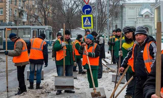 Около 30 дворников доставили в ОВД Москвы из-за их жалоб на неоплату переработок