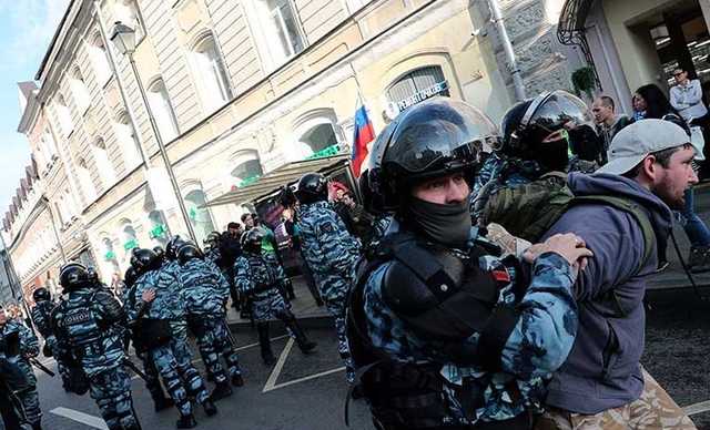 После акции в Москве начались задержания