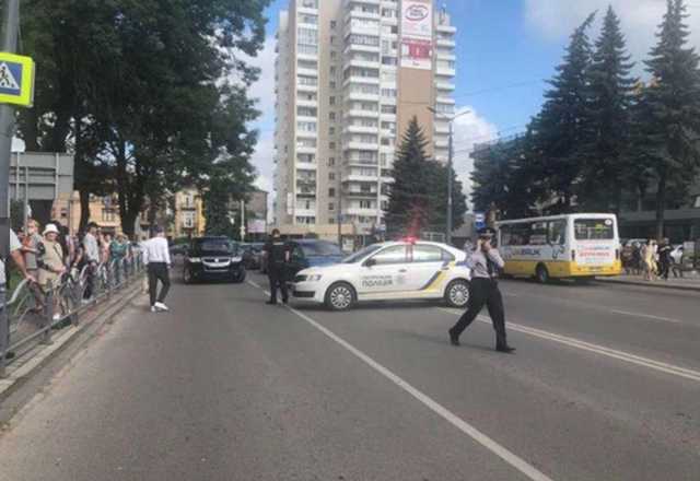 Мужчина угрожает взорвать автобус с людьми в Луцке: опубликовано видео с вероятным захватчиком