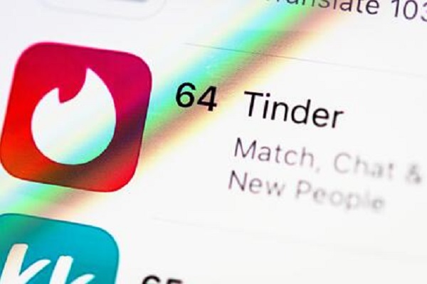 Мужчина познакомился в Tinder с женщиной и попытался соблазнить ее дочь