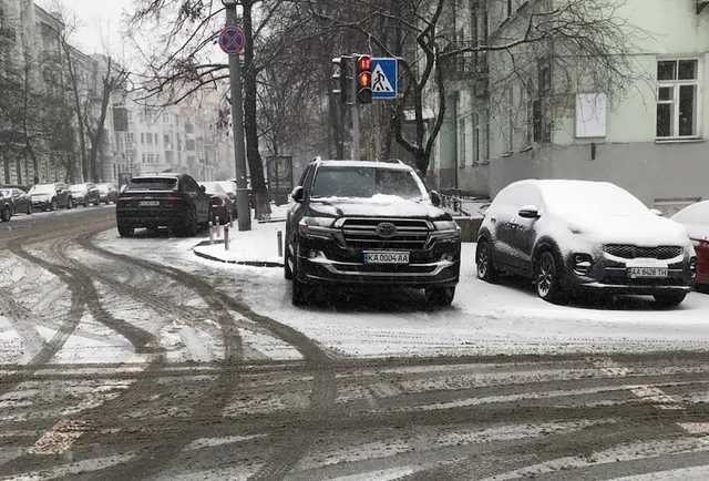 Арахамию оштрафовали за парковку машины на пешеходном переходе