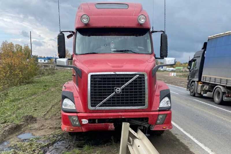 Грузовик врезался в ограждение на трассе М5 в Челябинской области