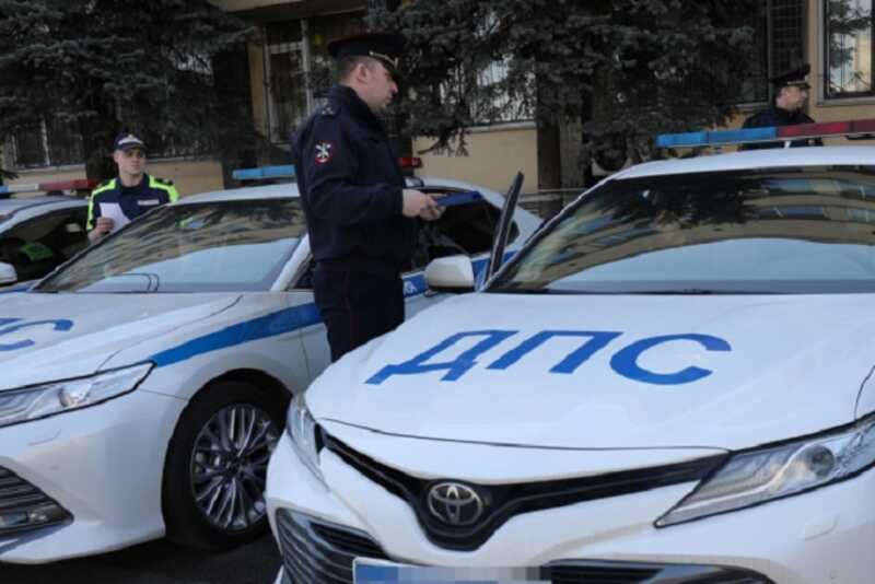 Молодой водитель на «Мицубиси» улетел в кювет под Приозерском. В больницу попала юная пассажирка