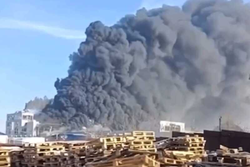 Шахтинский полиэфирный завод горит в Ростовской области