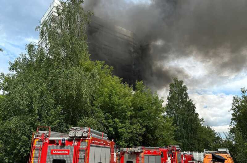 При пожаре в высотном здании во Фрязино полностью выгорели четыре этажа