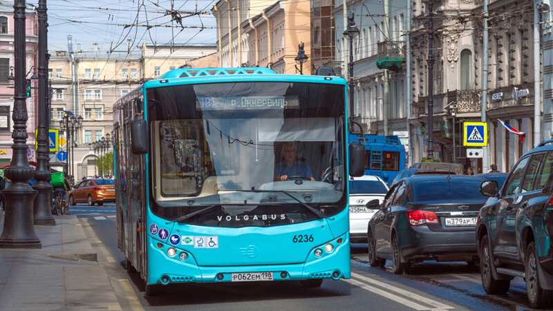 В Нижегородской области мужчина выпал из автобуса на дорогу и умер