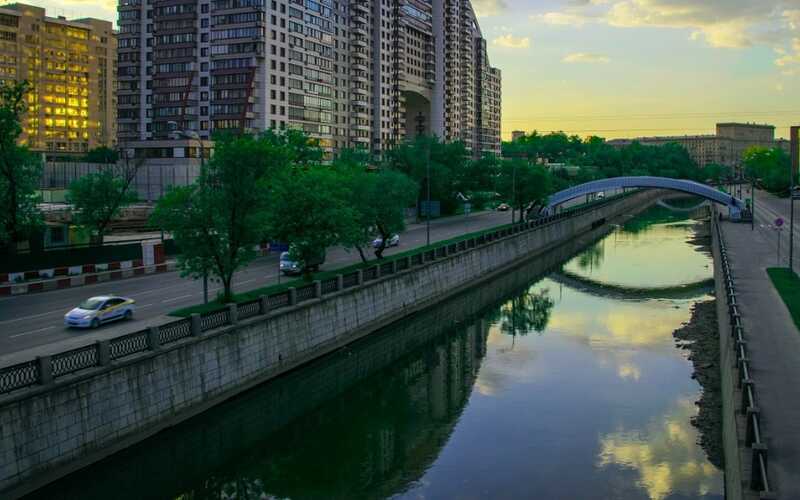 Московские спасатели и полиция пытаются спасти мужчину, стоящего на краю у реки