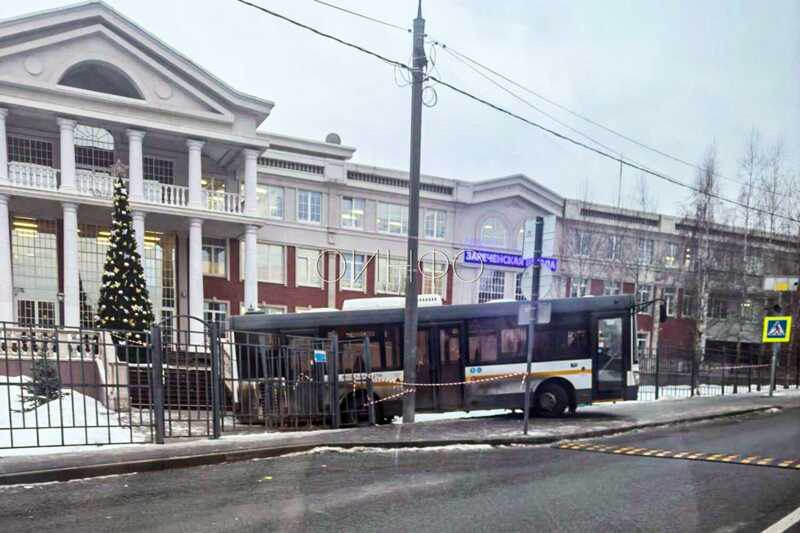 В Подмосковье автобус врезался в школу