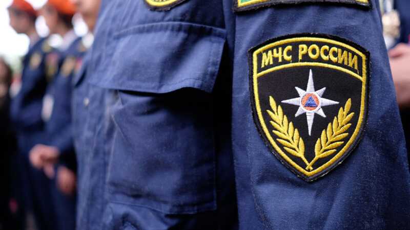 В Приморье пассажирский микроавтобус оказался заблокирован на дороге из-за водных потоков