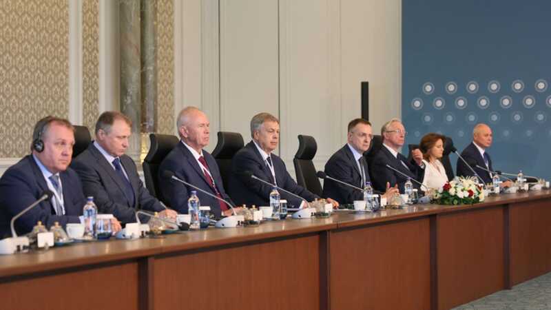 В составе российской делегации на переговорах присутствовал переводчик Путина