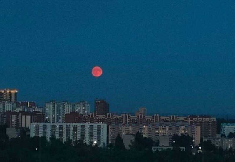 Над Россией появилась редкая «клубничная» луна