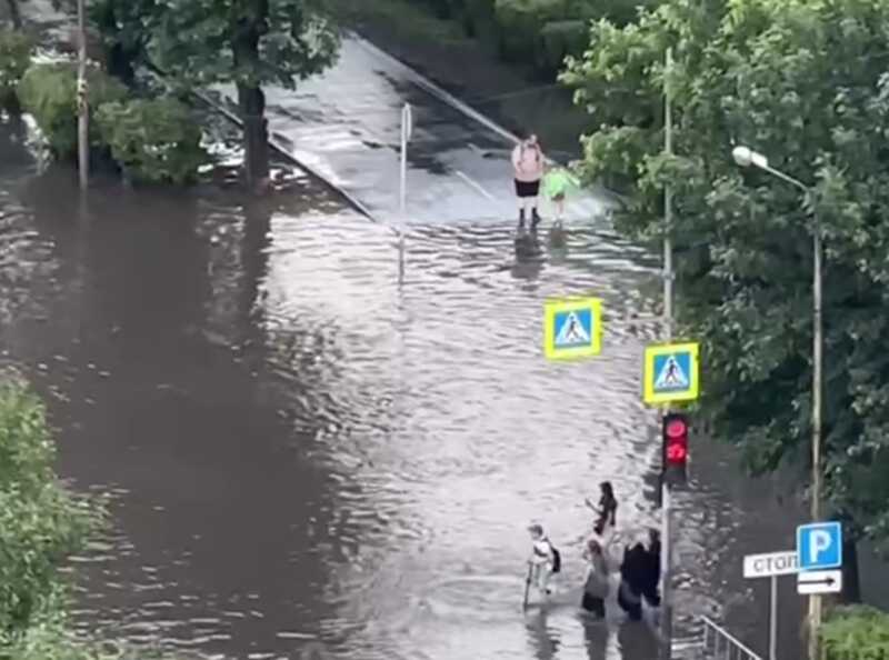 В Тюмени на пешеходном переходе девушка ушла под воду