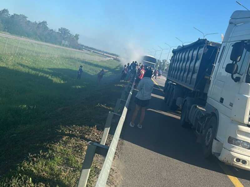 В Ростовской области пассажирский автобус загорелся во время движения по шоссе