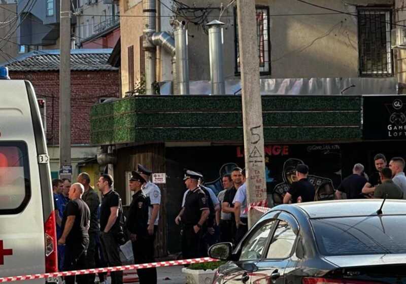 В результате взрыва гранаты в лаунж-баре возле ТЦ «Малина» получили ранения три человека