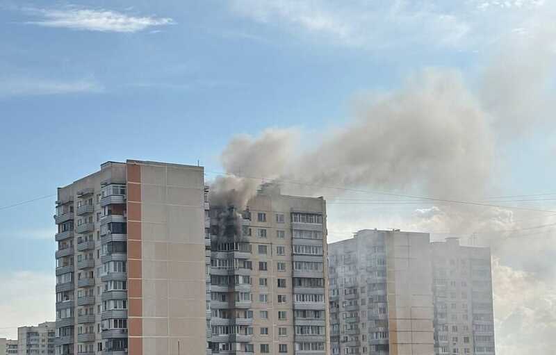 В Москве загорелась квартира на верхних этажах жилого дома в Чертаново