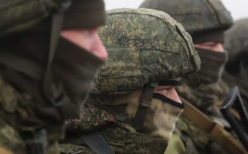 Военнослужащий заразился ВИЧ при спасении раненых: теперь его хотят вернуть на фронт