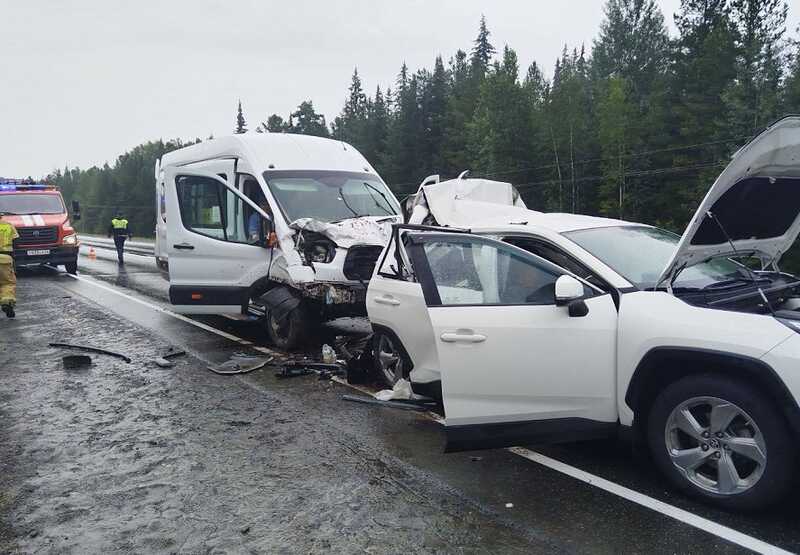 В Уватском районе Тюменской области произошла авария с участием рейсового автобуса