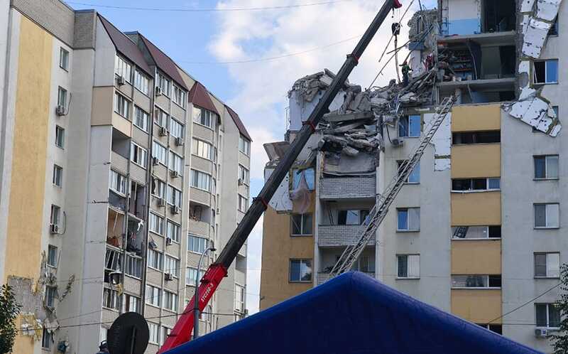 Из-под обломков многоэтажки в Саратове извлекли погибшего мужчину