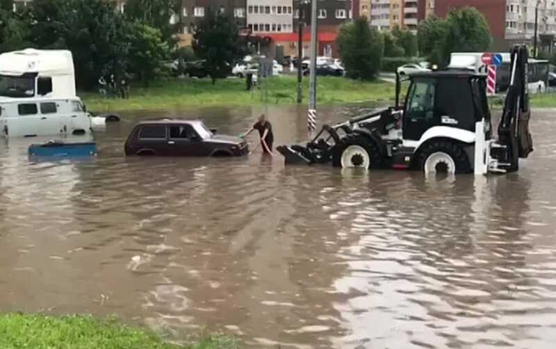 В Калужской области тропический ливень затопил город: дороги ушли под воду