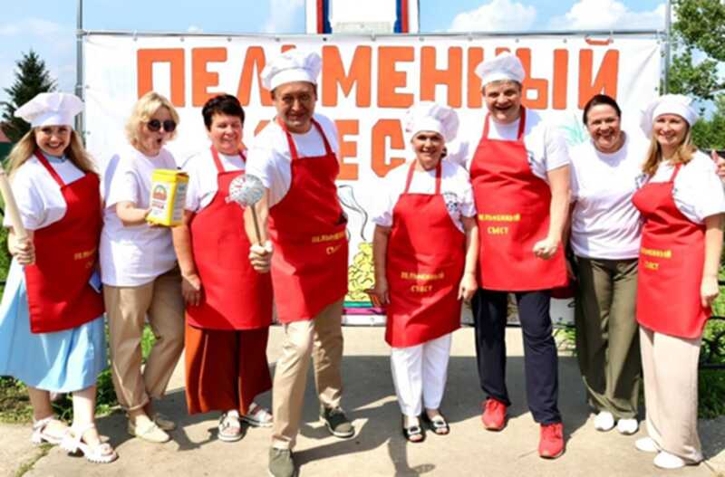 Фестиваль пельменей в деревне Грицово вызвал недовольство из-за размещения баннера у мемориала солдатам