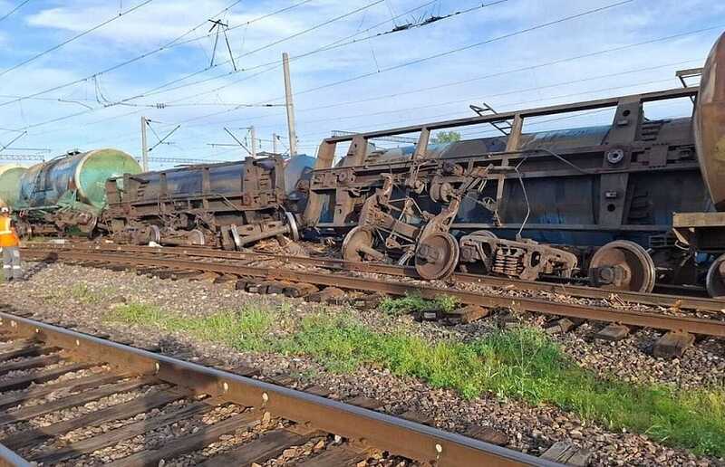 В Еврейской автономной области пять цистерн с корабельным топливом сошли с рельсов