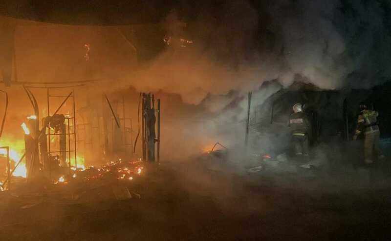 В Екатеринбурге загорелся гаражный комплекс