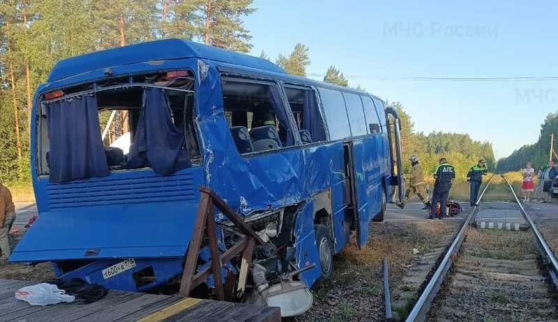 Появились новые фото столкновения грузового поезда с автобусом в Ленинградской области