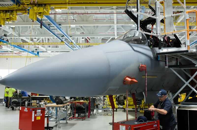 Более 3 тысяч работников Boeing начали забастовку на заводах истребителей в США