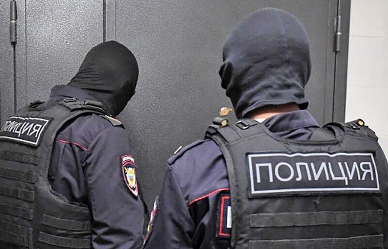 В России силовики заставили подростка извиняться на камеру за свастику на песке