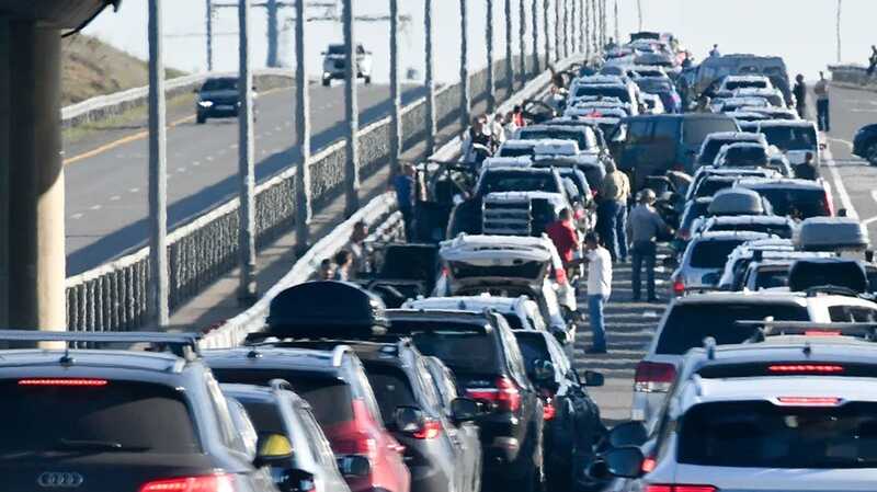 На Крымском мосту образовались рекордные пробки: водители ждут по пять часов