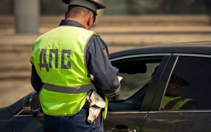 В Дагестане нарушитель проигнорировал ДПС и увёз инспектора на подножке