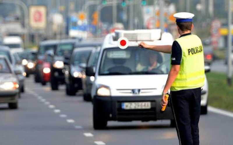 В Польше оштрафовали водителя и пассажирку за непристойное поведение во время поездки