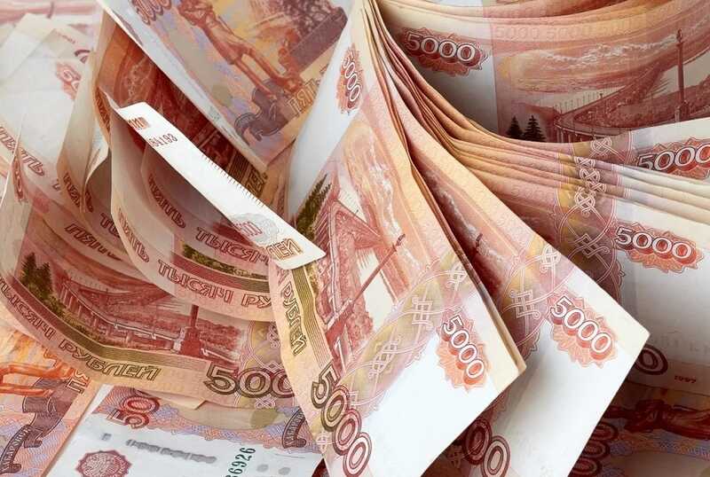 В июле дефицит бюджета России подскочил до 4,9 триллиона рублей