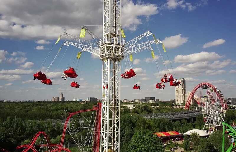Аттракцион «Кракен» в московском парке «Сказка» застрял с людьми внутри