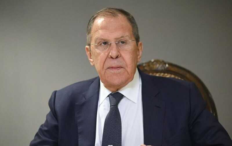 Министр иностранных дел России Сергей Лавров продемонстрировал надпись «СССР» на переговорах с США