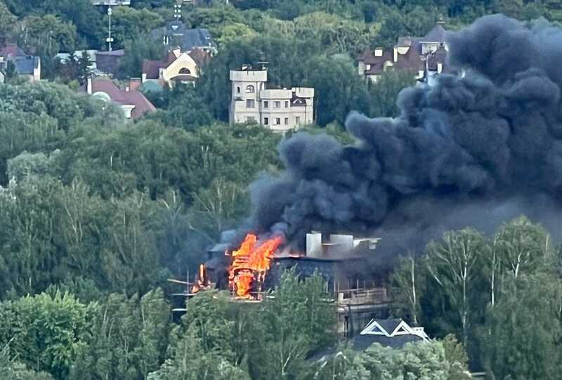 В Красногорске загорелся дом рядом с особняком Филиппа Киркорова